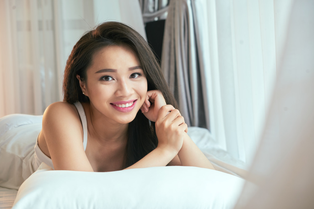 越南女孩在床上休息