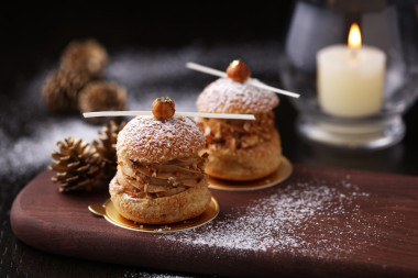 圣誕節(jié)設(shè)置木制板上榛子泡芙照片