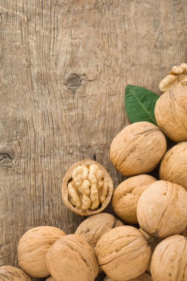 核桃木背景上的水果