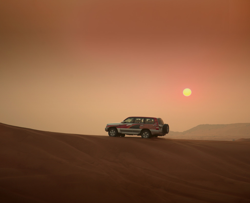 沙漠中的SUV