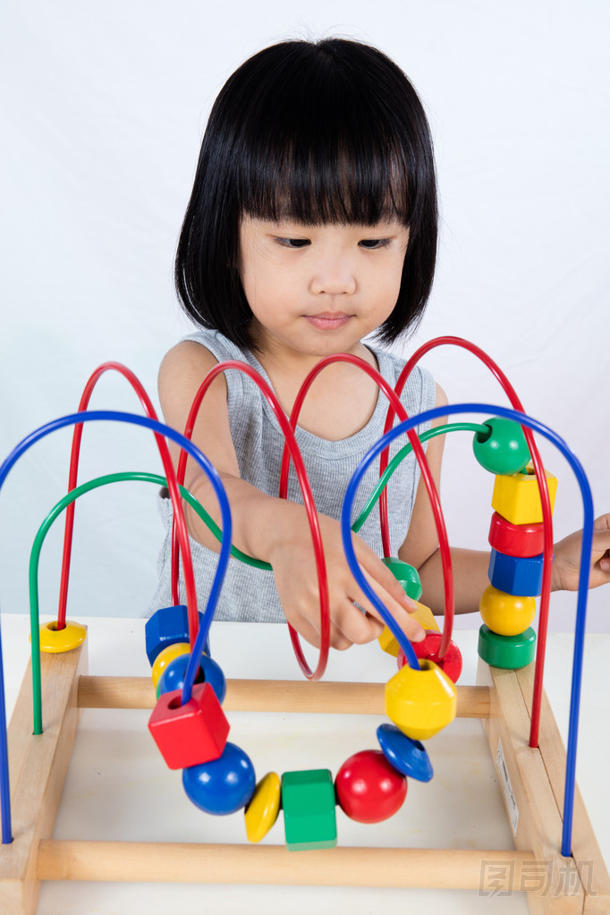 亞洲中國小女孩玩多彩教育玩具
