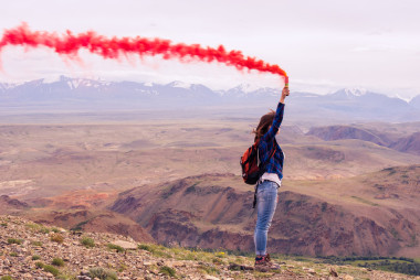 紅色的煙霧在山上的女孩圖片