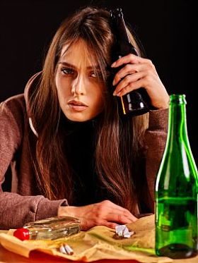 在抑郁喝酒的女孩。喝酒的习惯