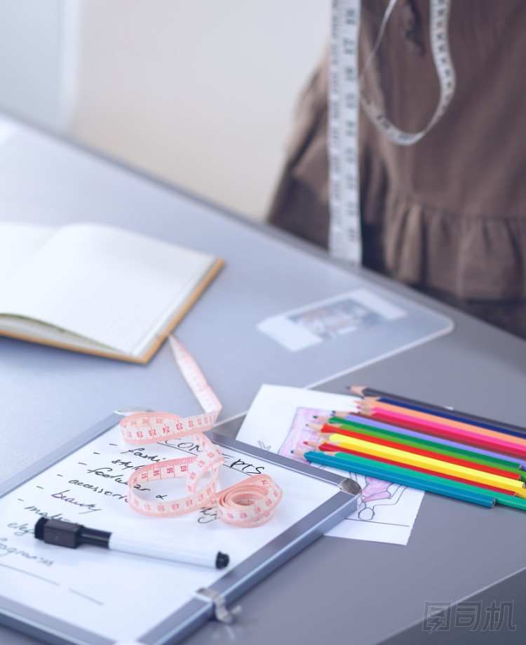 現(xiàn)代年輕的時(shí)裝設(shè)計(jì)師，在工作室工作