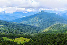 明亮、 风景如画的喀尔巴阡山脉景观。Chornogora 脊，乌克兰，欧洲