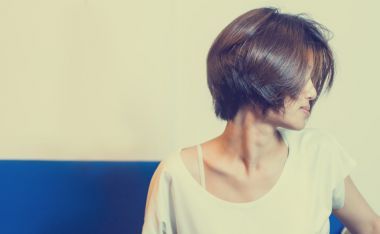 短發(fā)時(shí)尚日本青少年與復(fù)制空間復(fù)古的深褐色色調(diào)