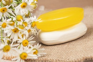 洋甘菊手工香皂在黃麻織物上圖片