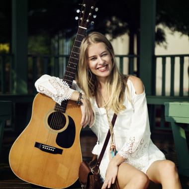 吉他在戶外的嬉皮女孩