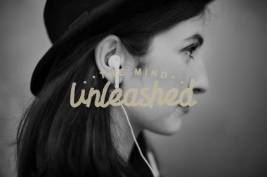 漂亮的女人和耳機