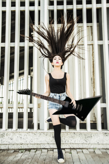 女孩玩電吉他圖片