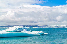 冰山和观光船在 Jokulsarlon
