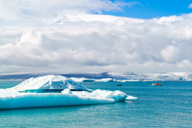 冰山和觀光船在 Jokulsarlon