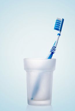 在玻璃中的藍(lán)色牙刷