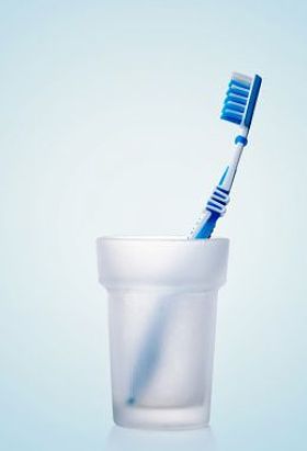 在玻璃中的蓝色牙刷