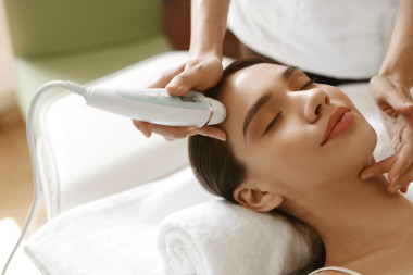 皮膚護(hù)理。婦女分析面部皮膚與分析器。美