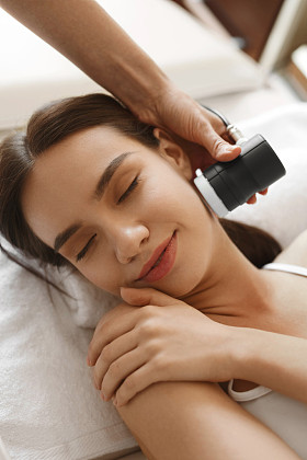 脸上皮肤护理。女人在 Spa 美容治疗