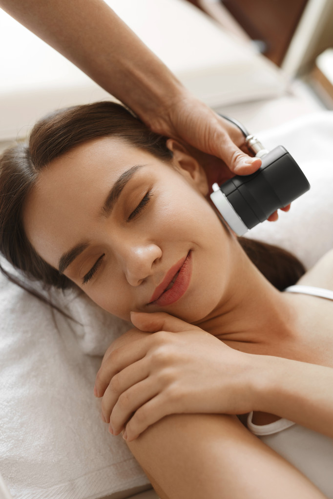脸上皮肤护理。女人在 Spa 美容治疗