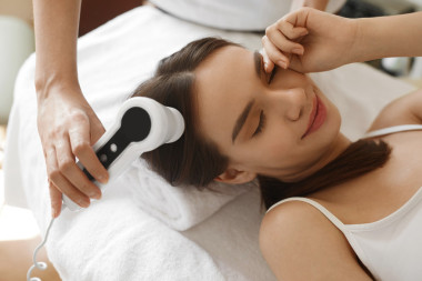 頭發(fā)護理。婦女分析頭發(fā)與分析系統(tǒng)。美