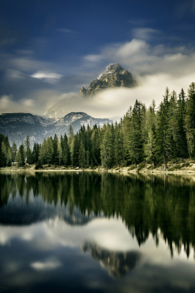 在前面的湖山景
