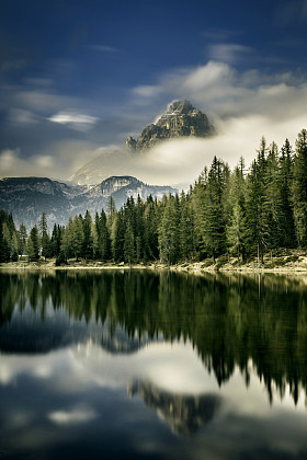 在前面的湖山景