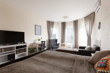 大臥室，大窗口照片