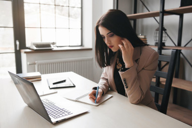 集中在辦公室里工作的女商人