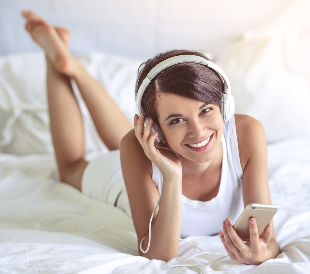 小工具在家里的女孩照片