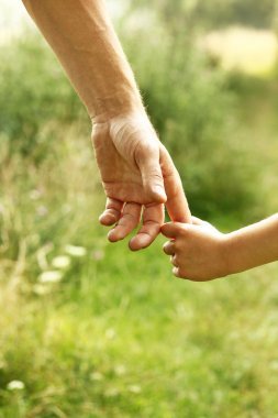 父母和孩子的手图片