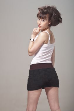 美丽的女孩在一条黑色的裙子照片