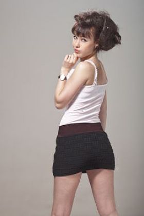 美丽的女孩在一条黑色的裙子照片