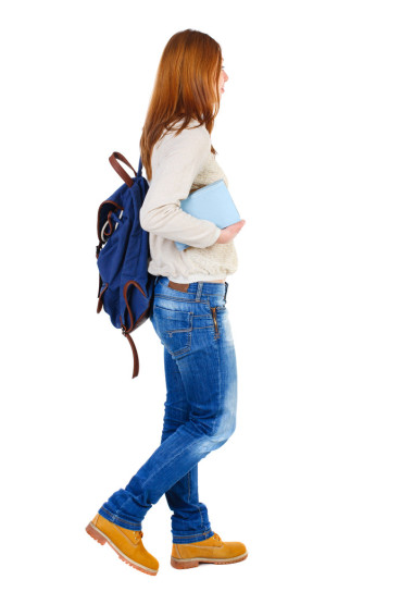 女孩附带了一摞书