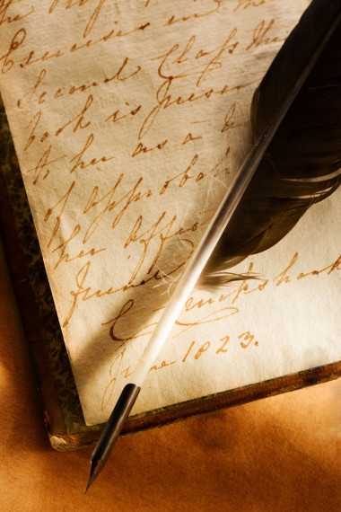 老书与羽毛笔照片