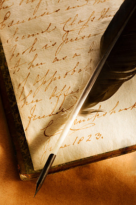 老书与羽毛笔照片