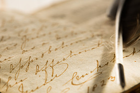 老书与羽毛笔图片