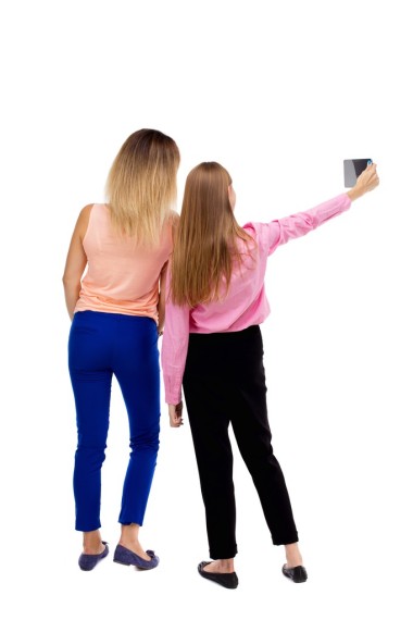 用手机拍下的两个年轻女子的后视图