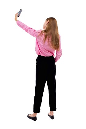 回站年轻漂亮的女人和使用移动视图