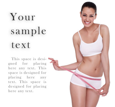 興奮的婦人站在用卷尺