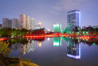 ?中國蘭州雁灘公園湖的夜曲視圖)