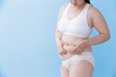 評(píng)價(jià)在皮膚下的脂肪的女人