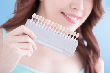 年輕女人的牙齒樣本圖片