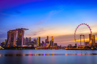 新加坡黄昏时分的天际线和摩天大楼景