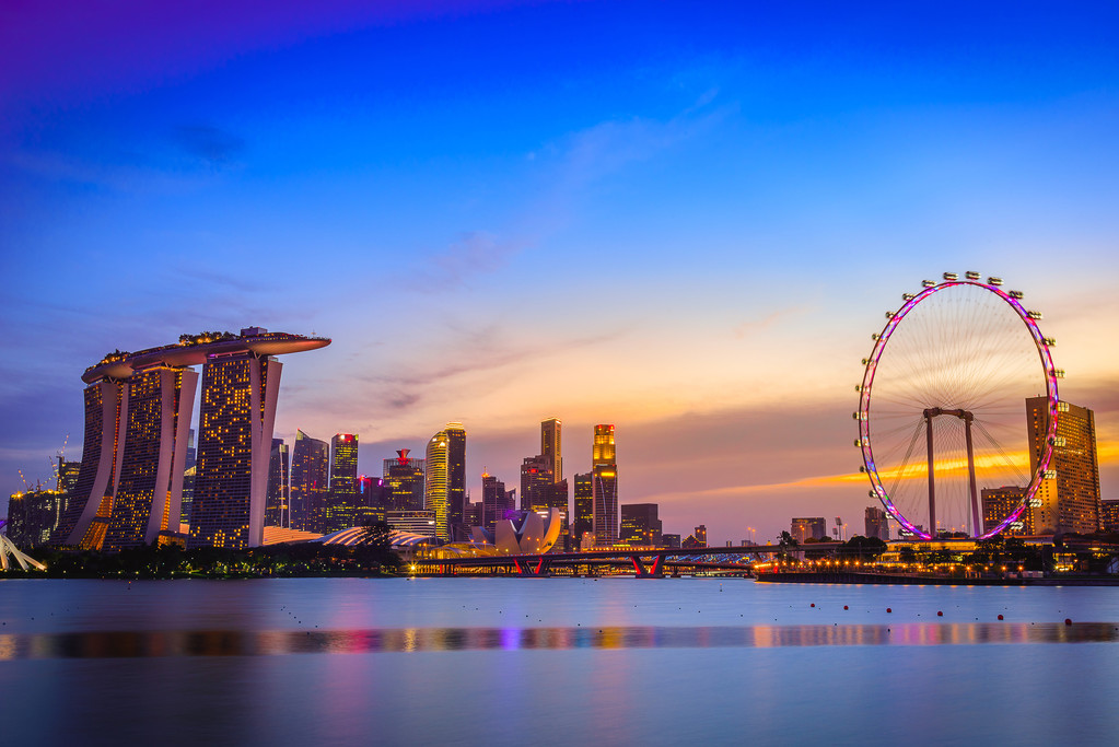 新加坡黄昏时分的天际线和摩天大楼景 新加坡黄昏时分的天际线和摩天大楼景