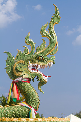 绿龙雕塑照片