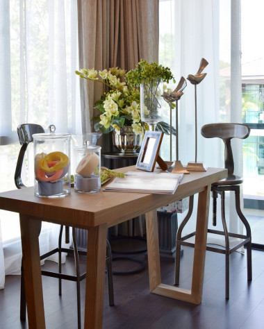 木桌上的鮮花和配件