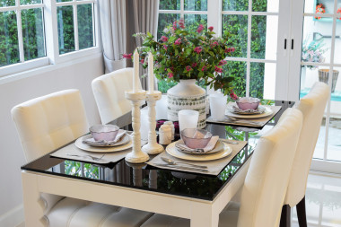 餐桌和舒適的椅子中復古風格與優(yōu)雅表設置