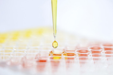 吸管的液體滴在試管圖片