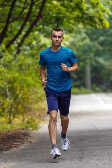 運(yùn)行的年輕人圖片