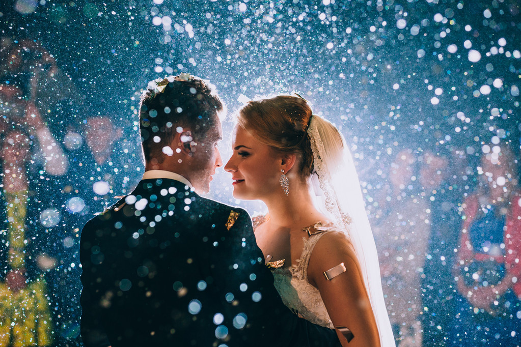 新婚夫妇的第一次婚礼跳舞。图片