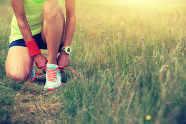 年轻女子赛跑者绑鞋带