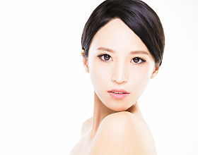 特写年轻女人脸用干净的皮肤